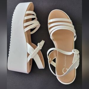 White Platform Strapy Sandals. 8.5 (M) Tru Comfortfoam. NWB
